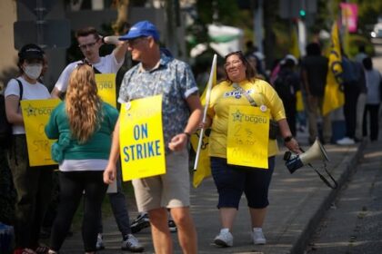 bc.-public-service-staff-launch-picket-lines-after-strike-deadline-expires
