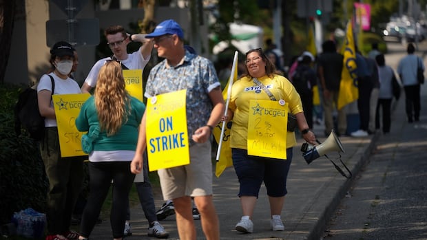 bc.-public-service-staff-launch-picket-lines-after-strike-deadline-expires