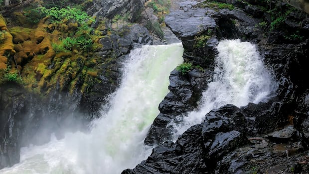 1-dead,-2-missing-after-hikers-go-over-waterfall-in-the-kootenays:-rcmp