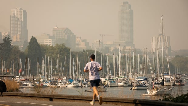 air-quality-warnings-spread-across-bc.-as-wildfire-smoke-lingers,-heat-records-topple