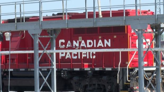 train-cars-leave-the-tracks-in-bc.’s-kootenay-region-near-alberta-boundary