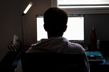 expert-worries-about-screen-time,-supervision-as-some-bc.-students-try-hybrid-learning-this-fall