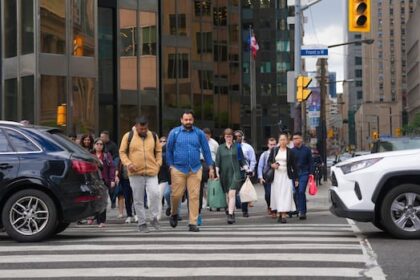 is-remote-work-gone-for-good?-more-canadians-are-commuting-whether-they-want-to-or-not