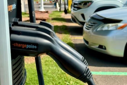 canada-delaying-plan-to-force-automakers-to-hit-evs-sales-targets
