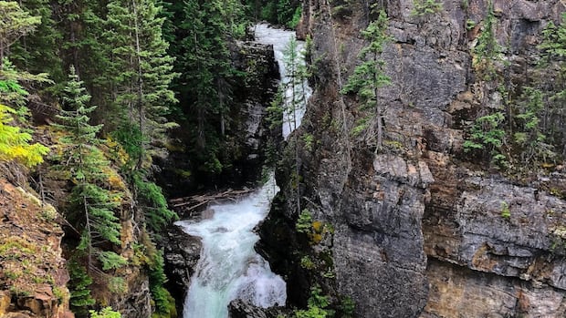 all-3-hikers-who-went-over-waterfall-in-bc.’s-kootenays-found-dead,-rcmp-say
