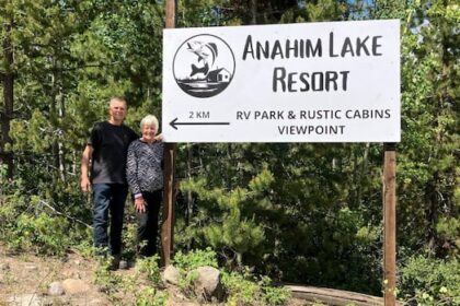 these-resort-owners-are-defying-evacuation-orders-to-care-for-wildland-firefighters