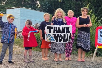these-kids-say-‘thank-you’-to-fire-crews-every-day