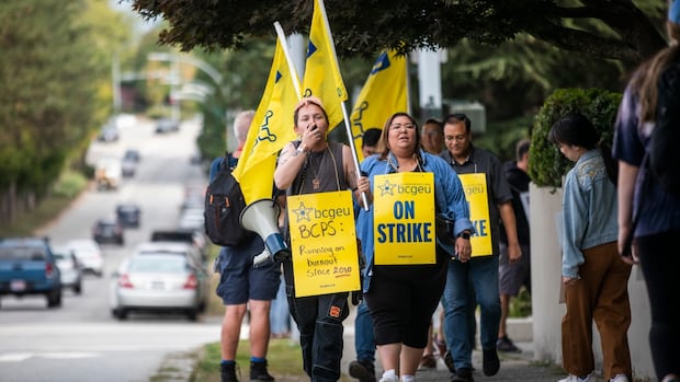 union-says-4,000-workers-on-22-pickets-as-bc.-public-service-strike-expands