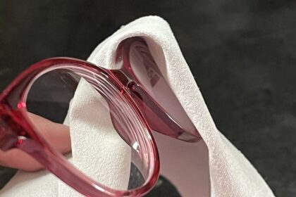 frustrated-by-eyeglasses-that-never-seem-to-get-clean?-here’s-the-trick-to-fix-it