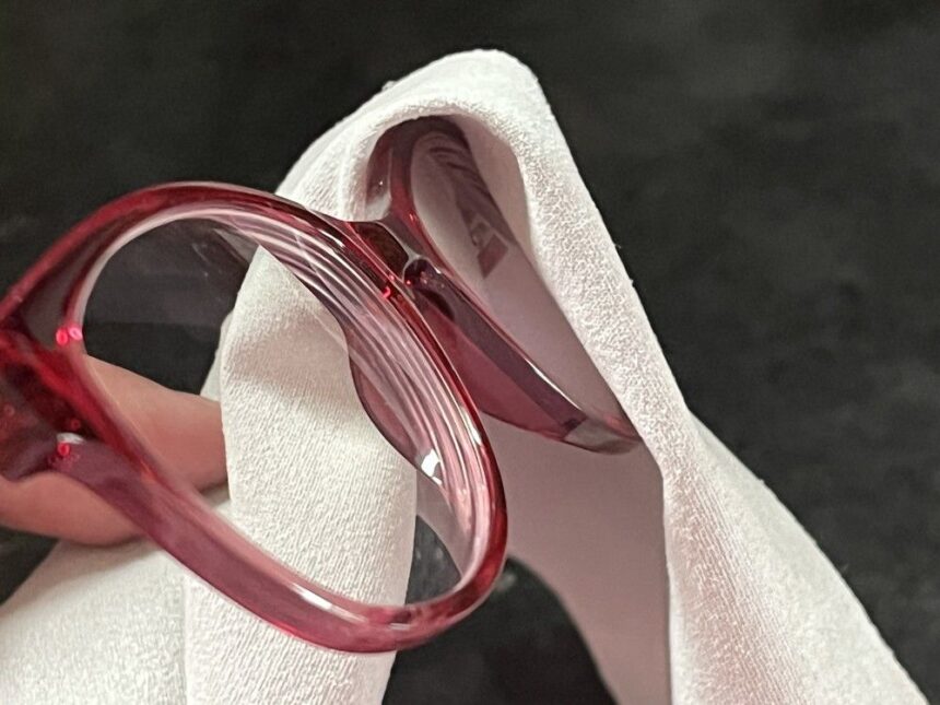 frustrated-by-eyeglasses-that-never-seem-to-get-clean?-here’s-the-trick-to-fix-it