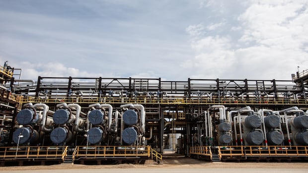 feds-in-discussions-with-alberta,-oil-companies-about-’emissions-intensity’-of-oilsands