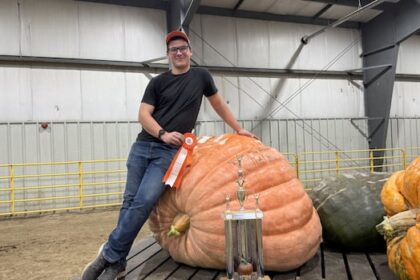 johnstown,-ont.,-teen-shatters-local-pumpkin-record-with-500-kg-gourd