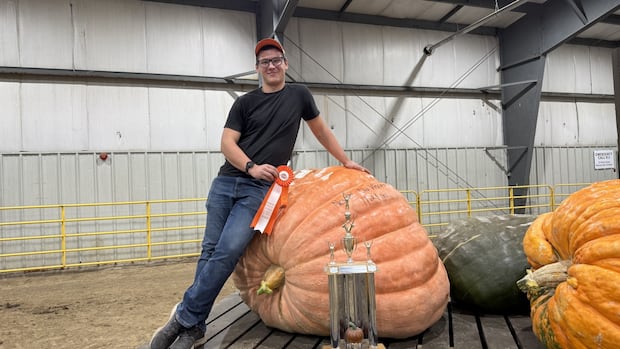 johnstown,-ont.,-teen-shatters-local-pumpkin-record-with-500-kg-gourd