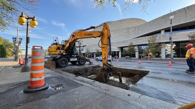 gatineau-double-water-main-breaks-force-closure-of-museum,-buildings