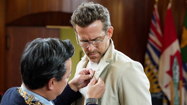 hollywood-star-ryan-reynolds-awarded-vancouver’s-highest-honour-in-private-ceremony