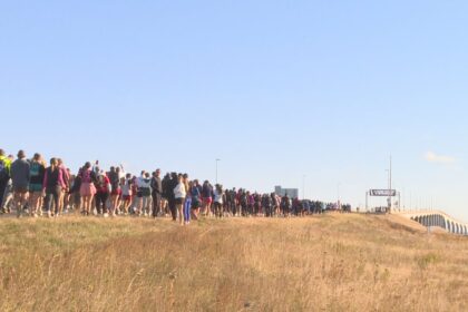 ‘we’ve-all-been-touched-by-cancer’:-thousands-cross-confederation-bridge-on-foot-for-first-nb-pei.-terry-fox-run-in-a-decade