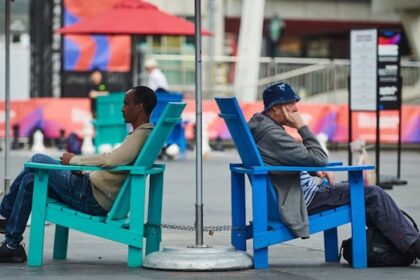 the-big-meaning-behind-micro-relationships,-and-why-we-should-talk-to-strangers-more