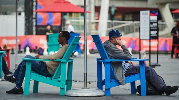 the-big-meaning-behind-micro-relationships,-and-why-we-should-talk-to-strangers-more