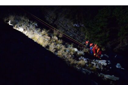 first-responders-rescue-woman-trapped-on-middle-cove-beach-cliff-sunday-night