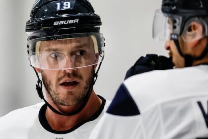 jonathan-toews-sees-1st-pre-season-action-in-winnipeg-colours,-as-jets-fall-3-2-to-oilers