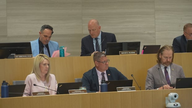 strong-mayor-powers-used-in-windsor,-toronto-most-often-compared-to-other-big-ontario-cities