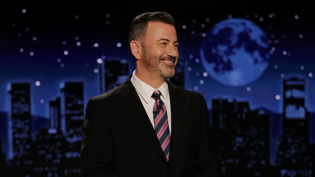an-emotional-jimmy-kimmel-returns-to-late-night-after-show’s-suspension