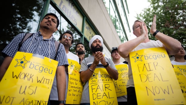 bc.-public-service-workers’-pickets-expand-to-provincial-liquor-stores