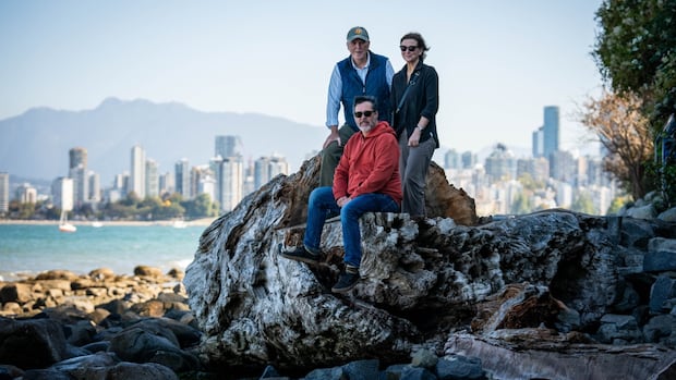 beloved-giant-log-will-remain-at-vancouver-beach-after-community-outcry