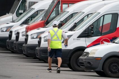 postal-workers-back-on-strike-over-canada-post-changes,-union-says