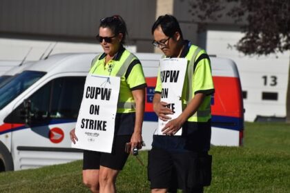 recap-|-postal-workers-back-on-nationwide-strike-over-canada-post-reform