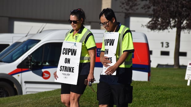 recap-|-postal-workers-back-on-nationwide-strike-over-canada-post-reform