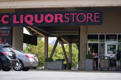 striking-bc.-public-sector-workers-expand-pickets-to-37-more-liquor-stores