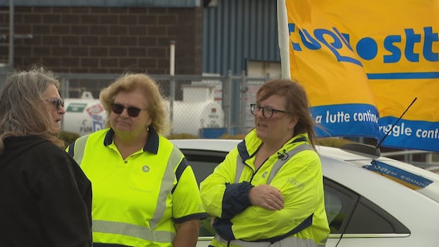 striking-workers-on-pei.-concerned-over-proposed-cuts-to-canada-post’s-rural-service