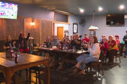 watch-alysha-corrigan’s-family-cheer-her-on-as-canada-plays-england-for-gold-in-the-women’s-rugby-world-cup-final-saturday