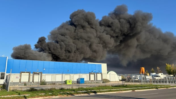 winnipeg-fire-crews-fighting-large-blaze-in-inkster-industrial-park