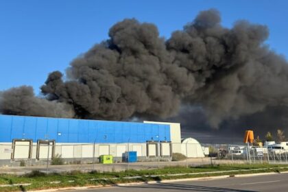 winnipeg-fire-crews-fight-large-blaze-in-inkster-industrial-park
