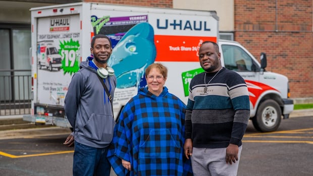 ottawans-race-against-the-clock-to-house-asylum-seekers-ahead-of-federal-hotel-deadline