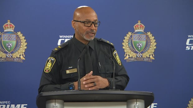 sophisticated-robbers-set-up-their-victims-with-hugs,-fake-jewelry:-winnipeg-police