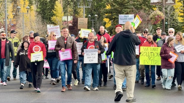 tumbler-ridge-residents-take-to-the-streets-to-protest-emergency-care-cuts