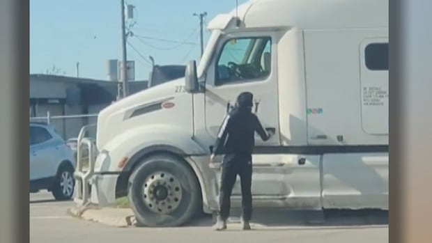 semi-trailer-caught-on-video-rolling-into-winnipeg-street-without-driver-aboard