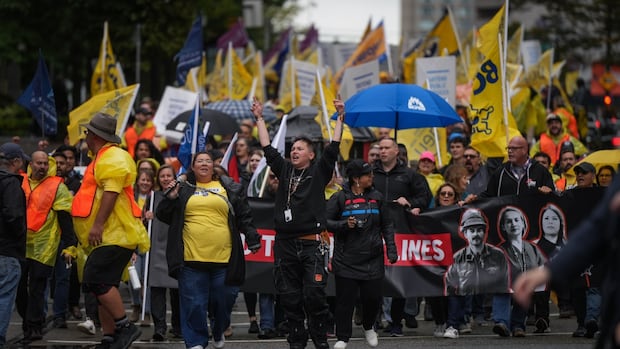 unions-converge-in-downtown-vancouver-in-push-for-bc.-public-service-contract