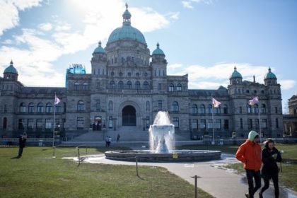 fall-legislative-session-kicks-off-with-4-political-parties,-backdrop-of-labour-unrest