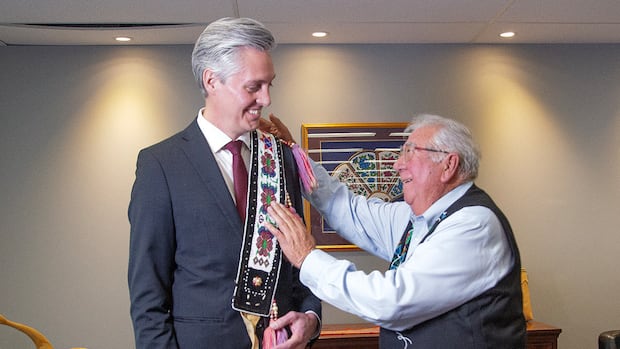 ‘a-full-circle-moment’:-carry-belt-beaded-by-aklavik-artists-returns-to-nwt.-after-more-than-50-years