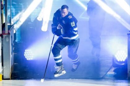 jonathan-toews’s-return-nhl-greeted-with-loud-cheers-during-debut-with-hometown-winnipeg-jets