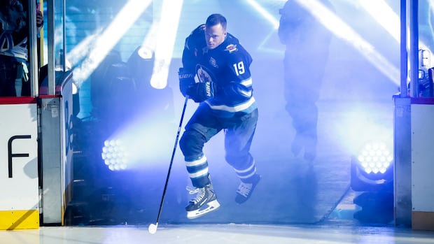 jonathan-toews’s-return-nhl-greeted-with-loud-cheers-during-debut-with-hometown-winnipeg-jets
