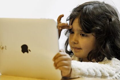 more-screen-time-linked-to-lower-test-scores-for-elementary-students,-study-finds