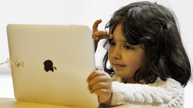 more-screen-time-linked-to-lower-test-scores-for-elementary-students,-study-finds