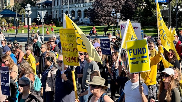 bcgeu-negotiations-‘non-existent,’-president-says,-as-workers-rally-at-bc.-legislature