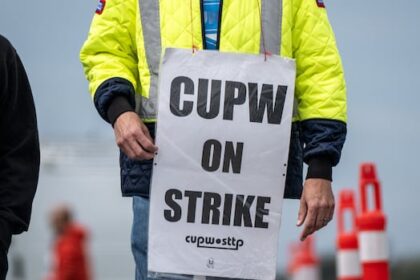 canada-post-shifts-to-rotating-strikes-with-4-locations-including-2-in-bc.
