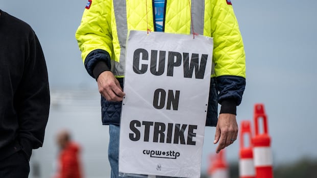 canada-post-shifts-to-rotating-strikes-with-4-locations-including-2-in-bc.